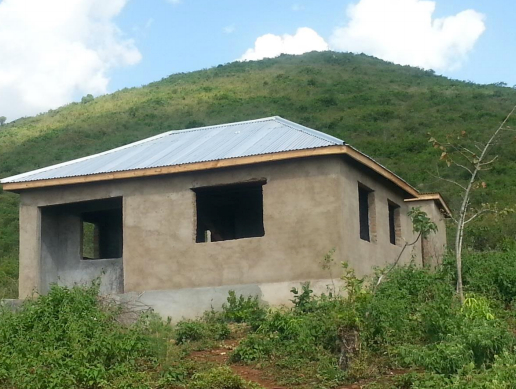building work Matongo dispensary project in the Mara region, project funded by African Palms selling palm crosses